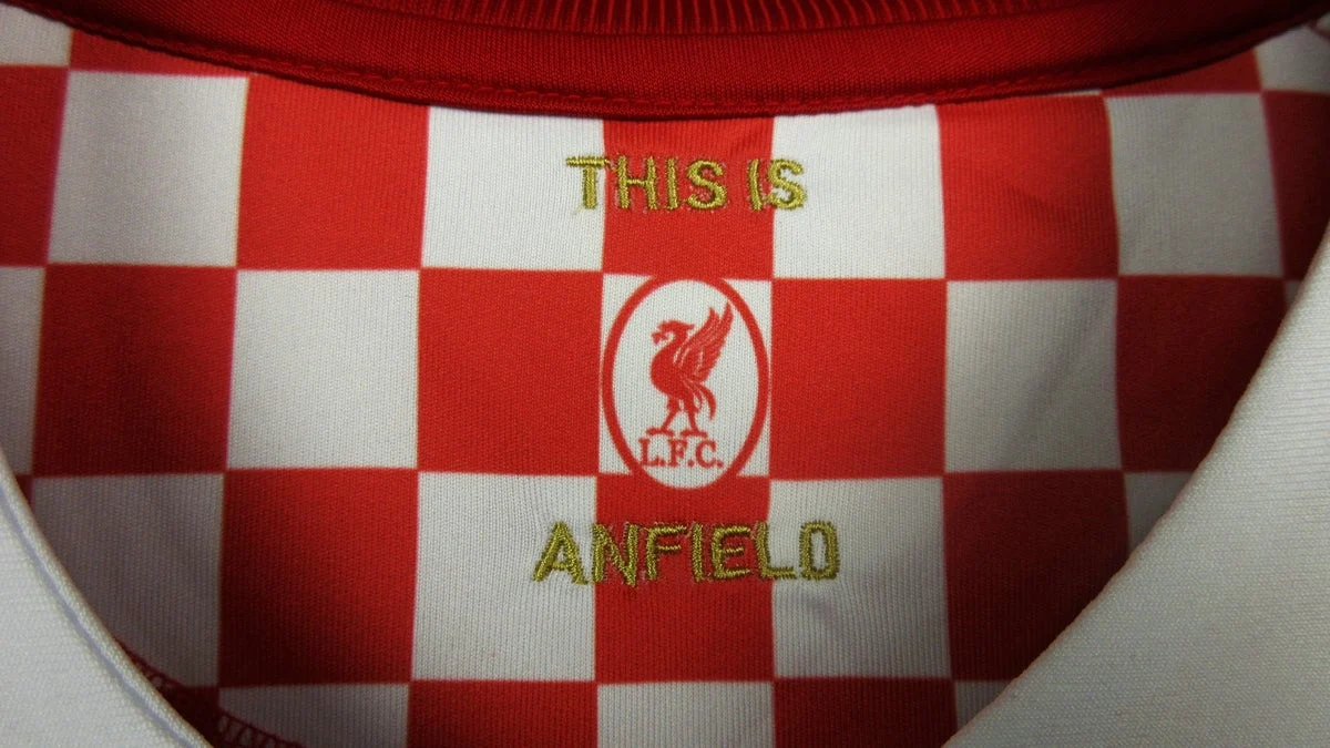Liverpool 2008-2010 Retro Jersey - Image 5
